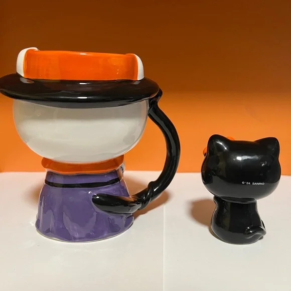 Hello Kitty Halloween Mug
and Figurine Set - Picture 2 of 8